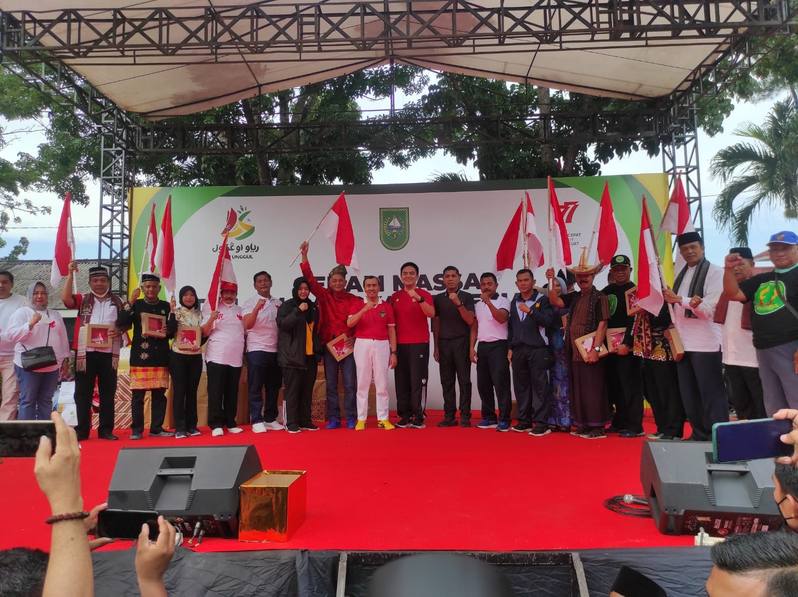 Badan Kesbangpol Riau Melakukan Kegiatan Gerakan Pembagian 10 Juta Bendera Merah Putih